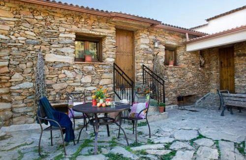 Laroya House | Romantic Retreat for Two with Jacuzzi and Pool Access