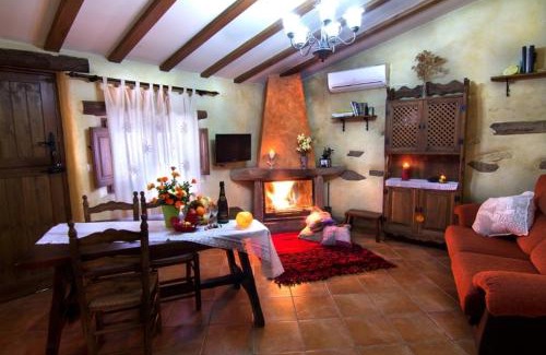 Laroya House | Romantic Retreat for Two with Jacuzzi and Pool Access