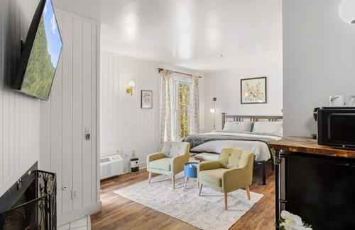 Townsend Hotel | Cozy Retreat with Fireplace & Balcony Overlooking Koi Pond