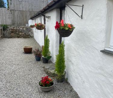 Truro House | Cozy Cornish Cottage with Private Garden & Ocean View