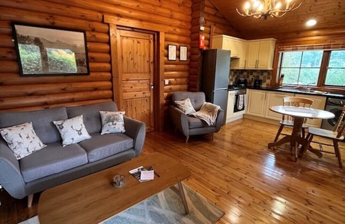 Aymestrey Cabin | Cozy Log Cabin Retreat with Private Hot Tub & Breakfast