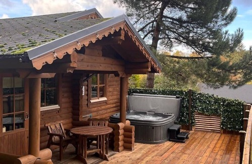 Aymestrey Cabin | Cozy Log Cabin Retreat with Private Hot Tub & Breakfast