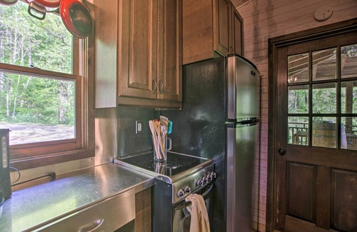 Faber Cottage | Enchanting Log Cabin Retreat at Delfosse Winery