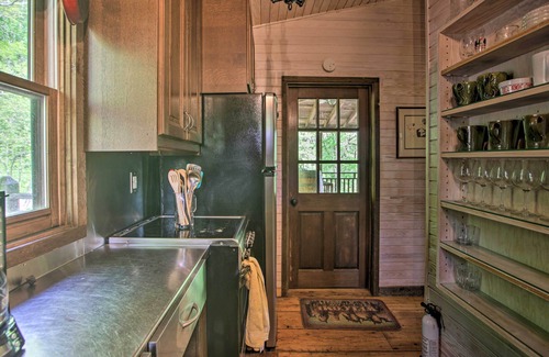 Faber Cottage | Enchanting Log Cabin Retreat at Delfosse Winery