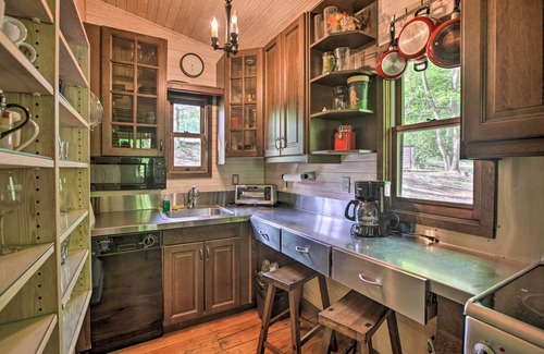 Faber Cabin | Enchanting Log Cabin Getaway at Delfosse Winery