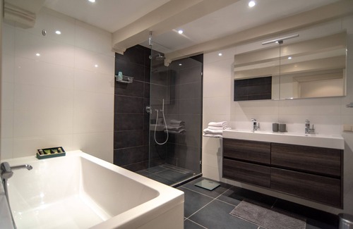 Burgwallen Nieuwe Zijde Apartment | Romantic Canal Apartment in City Center with Spa Access