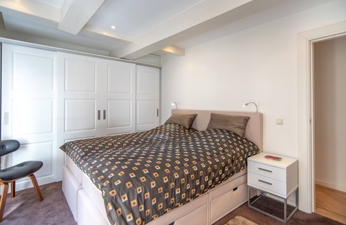 Burgwallen Nieuwe Zijde Apartment | Romantic Canal Apartment in City Center with Spa Access