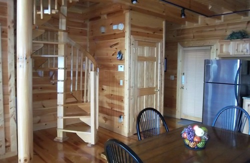 Gatlinburg - Pigeon Forge Cabin | Romantic Getaway with Ocean View and Hot Tub Awaits