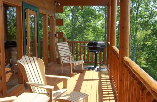 Gatlinburg - Pigeon Forge Cabin | Romantic Getaway with Ocean View and Hot Tub Awaits