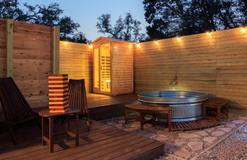 Wimberley Villa | Romantic Luxury Retreat hot cold pool & sauna