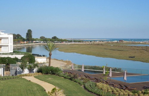 Olhao Apartment | Minimalist Retreat: 10-Minute Beach Access & Pool