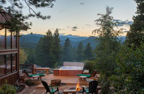 Black Hawk House | Cozy Mountain Cabin Retreat for Two with Hot Tub & Breakfast