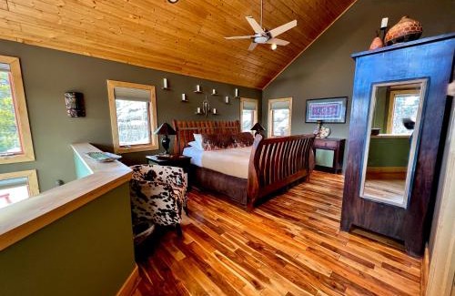 Black Hawk House | Cozy Mountain Cabin Retreat for Two with Hot Tub & Breakfast