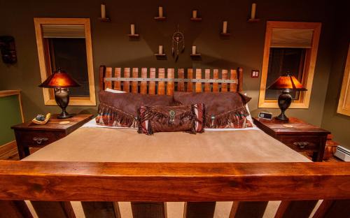 Black Hawk House | Cozy Mountain Cabin Retreat for Two with Hot Tub & Breakfast