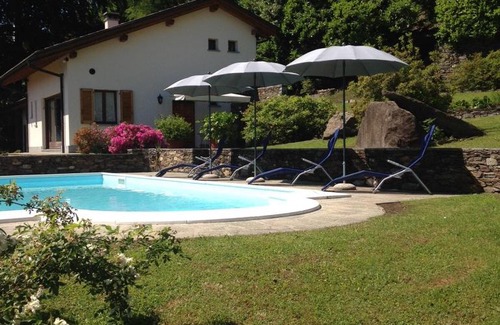 Suna Villa | Romantic Nido: Pet-Friendly Retreat with Pool Access