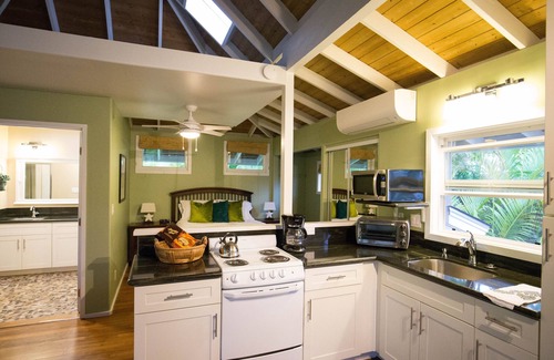 Kailua Apartment | Enchanting Oceanview Guesthouse Steps from the Beach