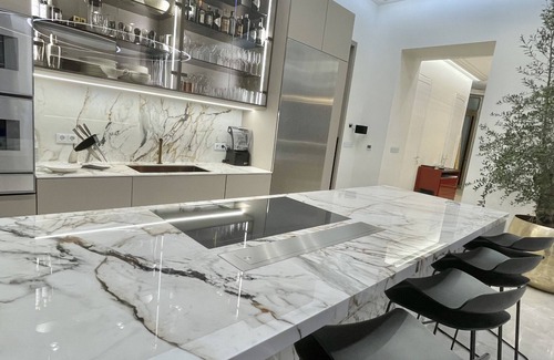 Inner City Budapest Apartment | Elegant Penthouse Retreat in Downtown - Guest Rated 10/10