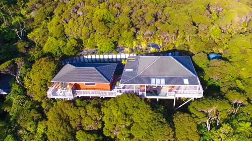 New Lynn House | Oceanfront Romantic Piha: 5-Star Getaway with Ocean Views