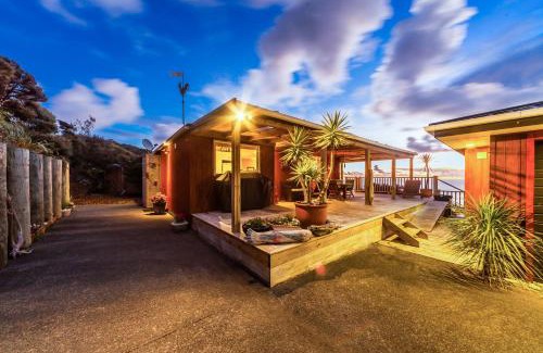 New Lynn House | Oceanfront Romantic Piha: 5-Star Getaway with Ocean Views