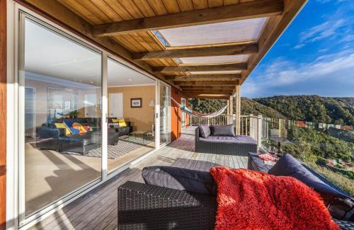 New Lynn House | Oceanfront Romantic Piha: 5-Star Getaway with Ocean Views