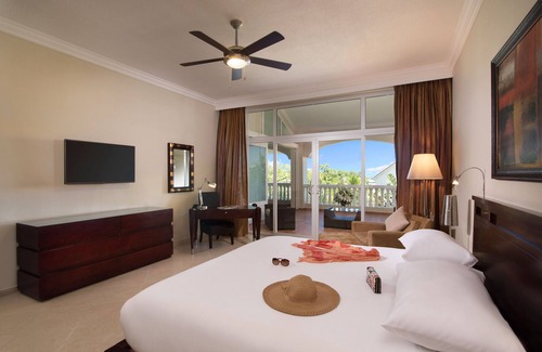 Los Brazos Resort | Romantic Presidential Villa with Spa & Breakfast Included