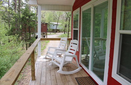 Jones Mills Cabin | Idyllic Red Cabin Retreat by the Creek - Guest Rated 9.8