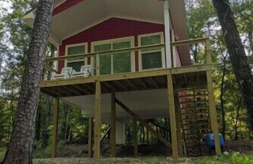 Jones Mills Cabin | Idyllic Red Cabin Retreat by the Creek - Guest Rated 9.8