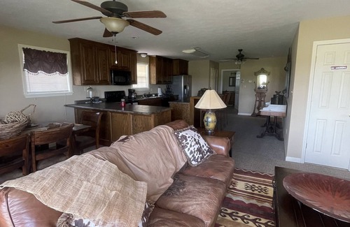 Wilburn House | Romantic Getaway at Sunset Hills Ranch with Spa & Pool