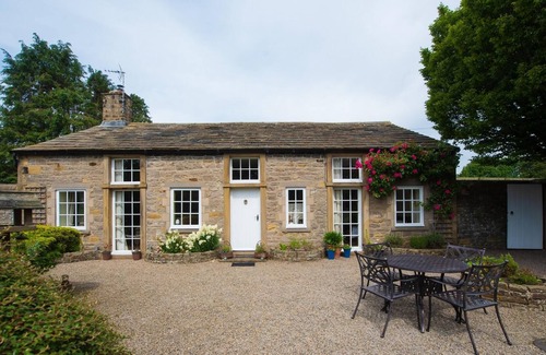 Skipton House | Romantic River Cottage. Private Use of Country Estate