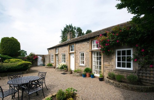 Skipton House | Romantic River Cottage. Private Use of Country Estate