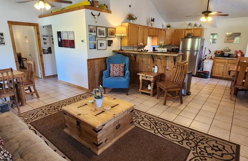 Leakey Cabin | Exquisite Riverfront Cabin Retreat with Spa & Breakfast
