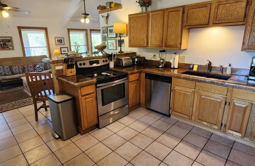 Leakey Cabin | Exquisite Riverfront Cabin Retreat with Spa & Breakfast