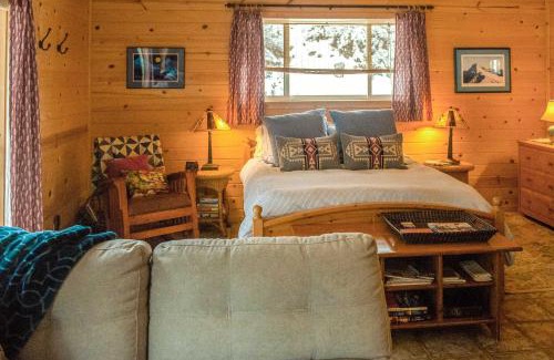 Winthrop House | Enchanting Riverfront Cottage Just 1 Mile from Winthrop!