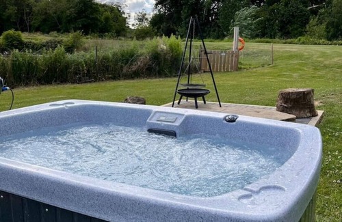 Legbourne Cabin | Idyllic Riverside Pod with Private Hot Tub & Breakfast