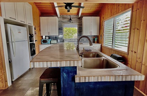 Captain Cook Cottage | Relaxing Oceanfront Cottage "POI*13" with Pool & Breakfast