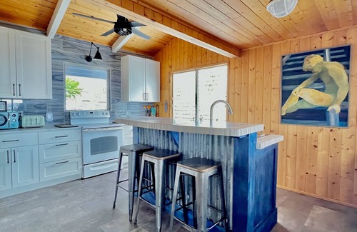 Captain Cook Cottage | Relaxing Oceanfront Cottage "POI*13" with Pool & Breakfast