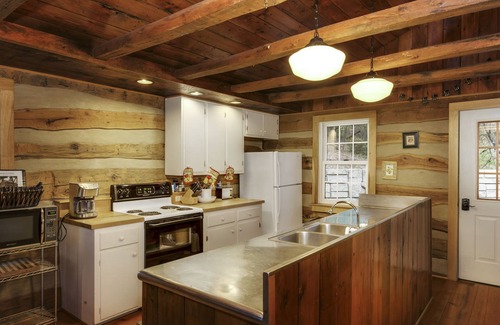 Elizabeth Cabin | Rustic Cottages with Pool & Spa - Rated 9.8/10 by Guests