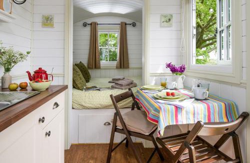 Kenilworth House | Inviting Shepherds Hut Getaway in Kenilworth, Rated 9.6/10