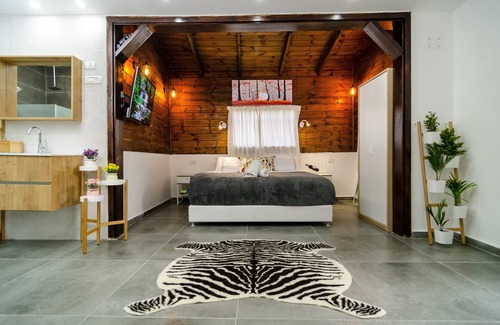 Tiberias Old City Cabin | Unforgettable Suite by the Sea of Galilee with Pool & Spa