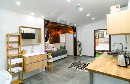Tiberias Old City Cabin | Unforgettable Suite by the Sea of Galilee with Pool & Spa