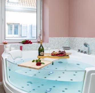 Mulhouse Apartment | Romantic Suite & Spa with Jacuzzi and Free Parking