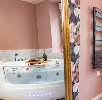 Mulhouse Apartment | Romantic Suite & Spa with Jacuzzi and Free Parking