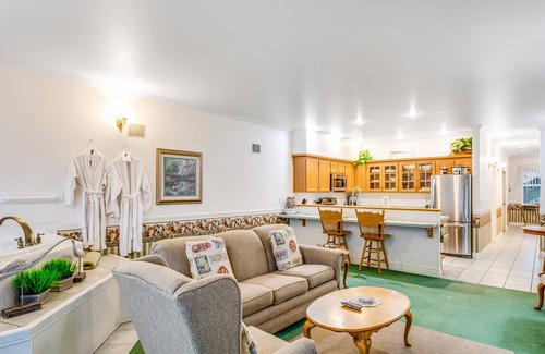 Ocean Shores Condo | Romantic Oceanfront Suite with Fireplace & Jetted Tub