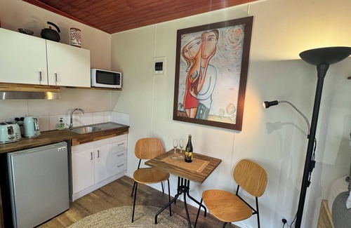 Lidster Cabin | Romantic tiny house escape amongst wineries & MTB Trails. Fire Pit, Creekside