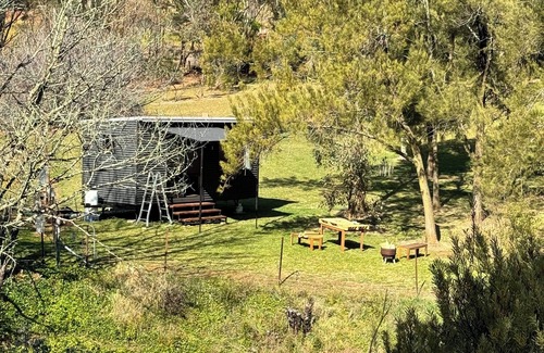 Lidster Cabin | Romantic tiny house escape amongst wineries & MTB Trails. Fire Pit, Creekside