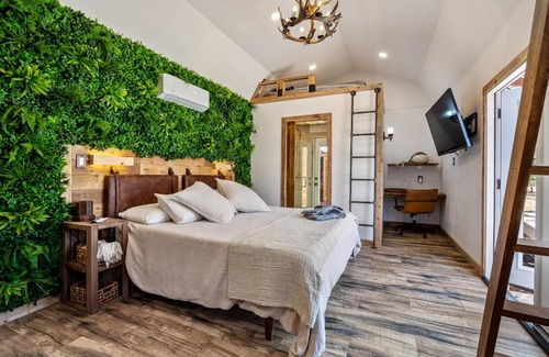 Wimberley Villa | Romantic Retreat with Heated Pool & Hot Tub in Wimberley
