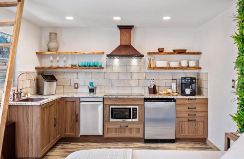 Wimberley Villa | Romantic Retreat with Heated Pool & Hot Tub in Wimberley