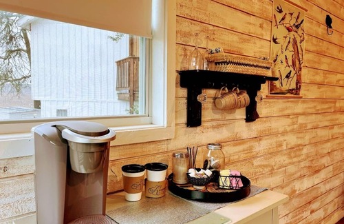 Dripping Springs Cottage | Romantic Hill Country Treehouse Suite with Breakfast & Kitchen