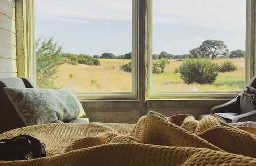 Dripping Springs Cottage | Romantic Hill Country Treehouse Suite with Breakfast & Kitchen