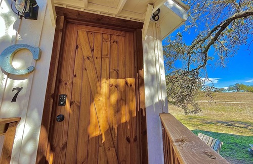 Dripping Springs Cottage | Romantic Hill Country Treehouse Suite with Breakfast & Kitchen